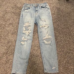AMERICAN EAGLE MOM JEANS